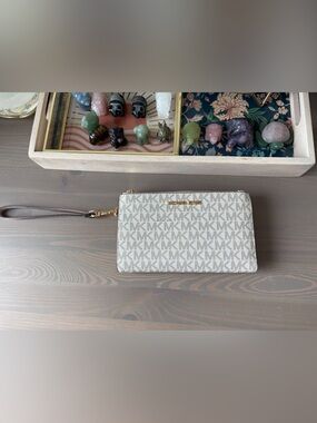 Michael Kors Cream & Brown Signature Zip Wristlet